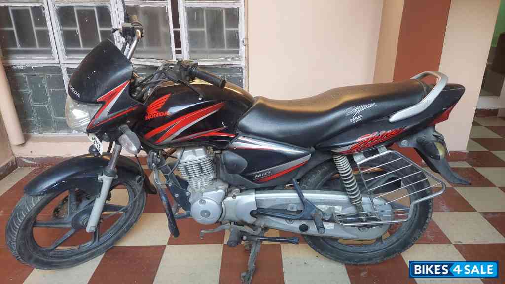 Black Honda Shine 125