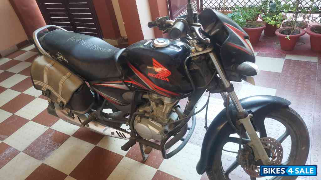 Black Honda Shine 125