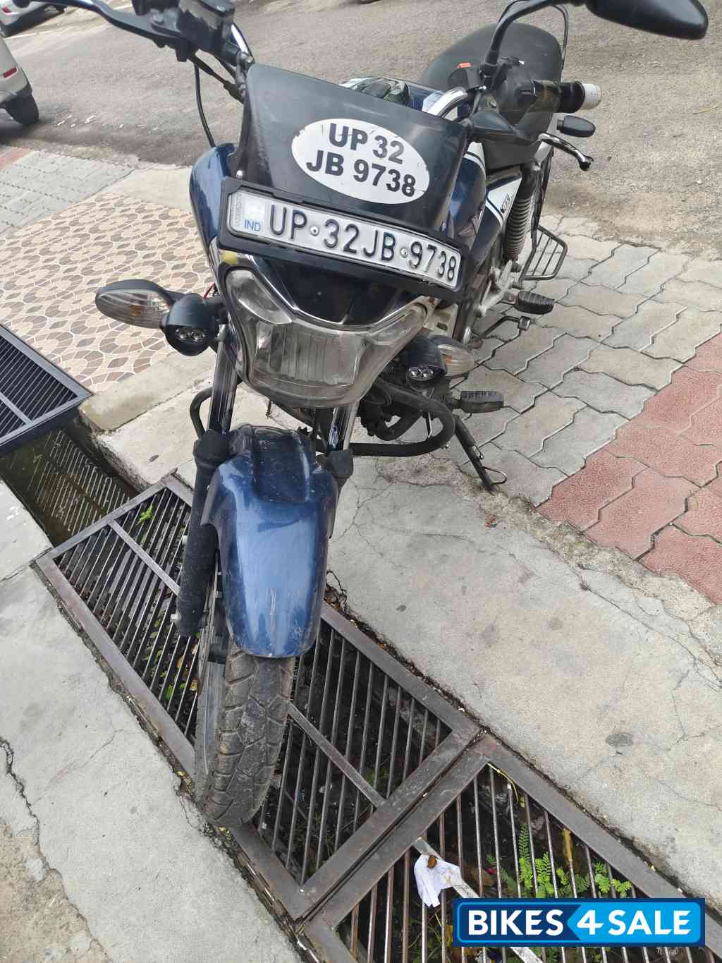 Bajaj V15