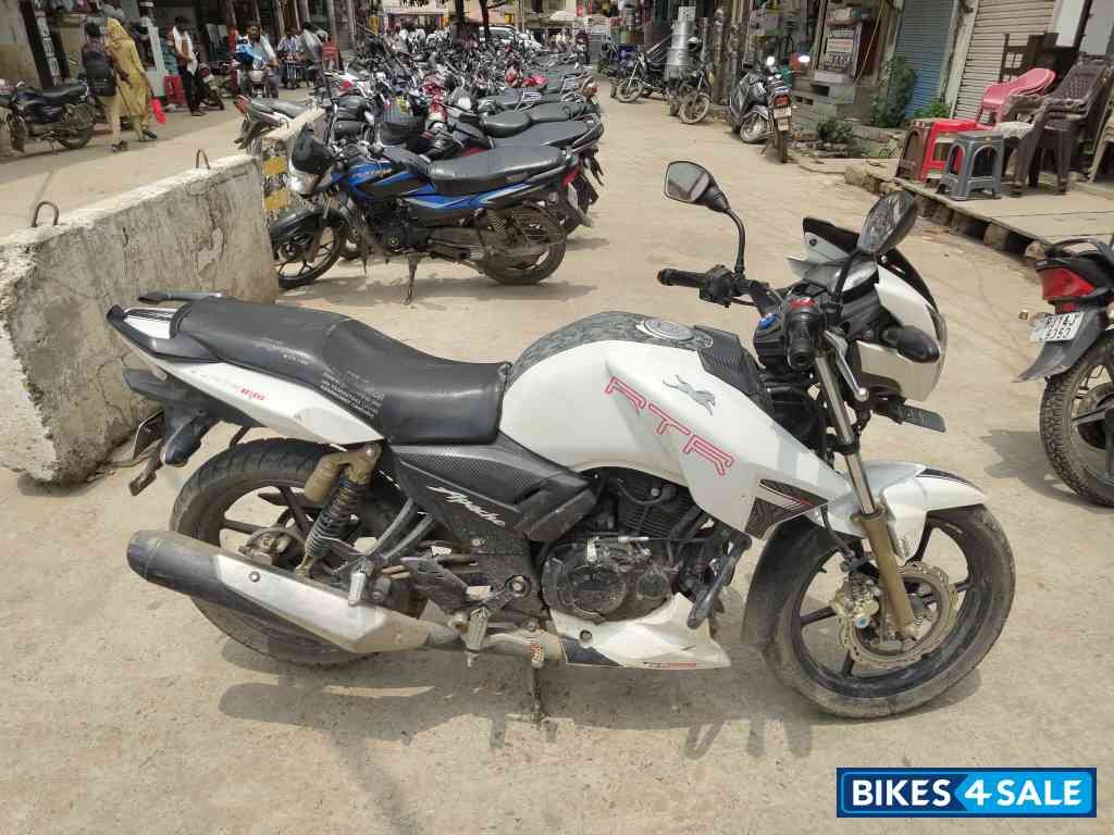White TVS Apache RTR 180 BS6