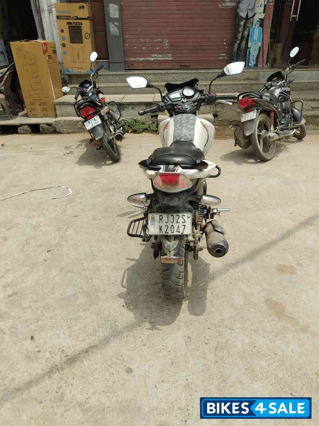 White TVS Apache RTR 180 BS6