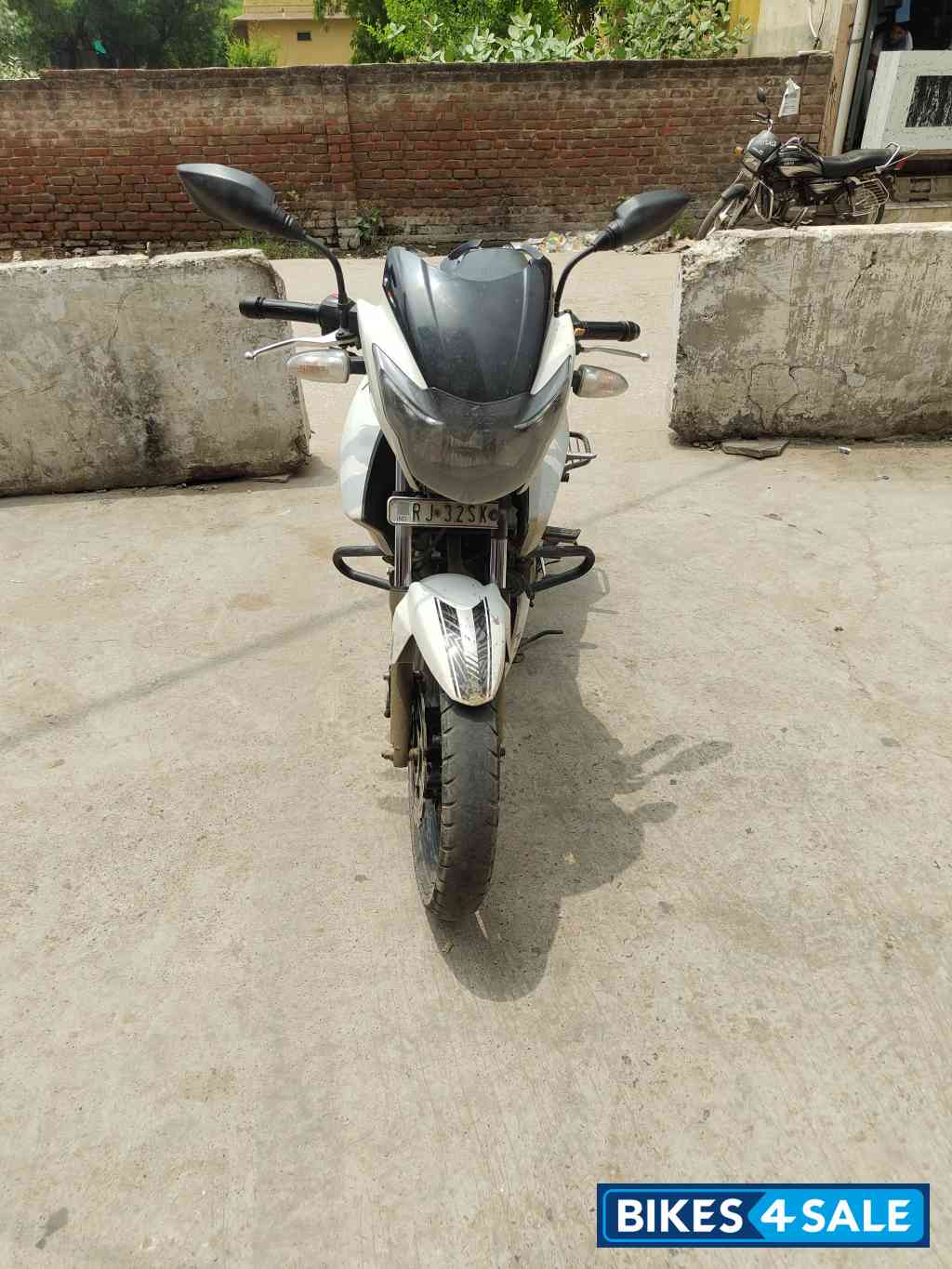White TVS Apache RTR 180 BS6