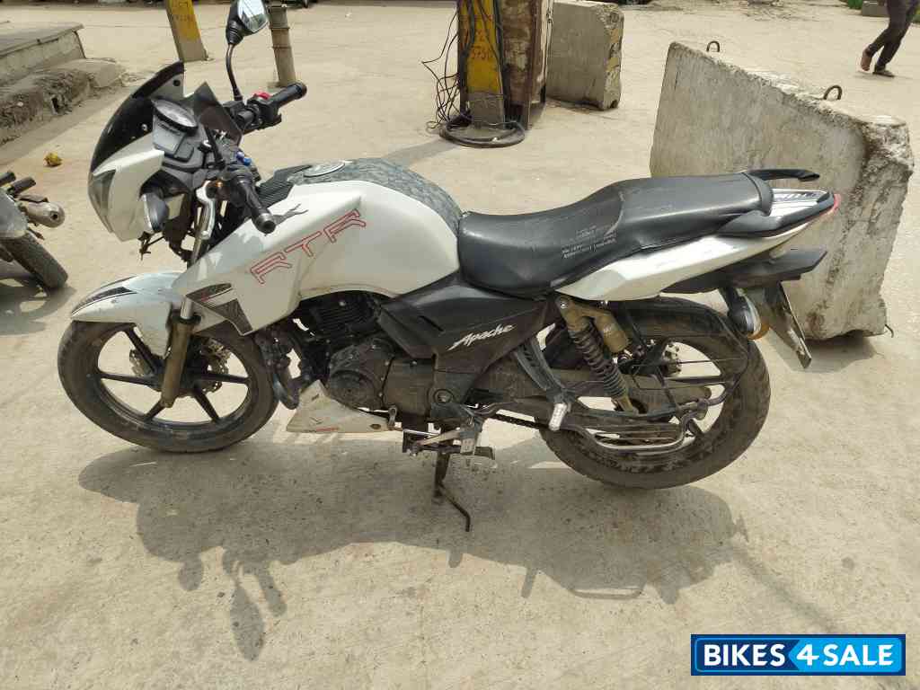 White TVS Apache RTR 180 BS6