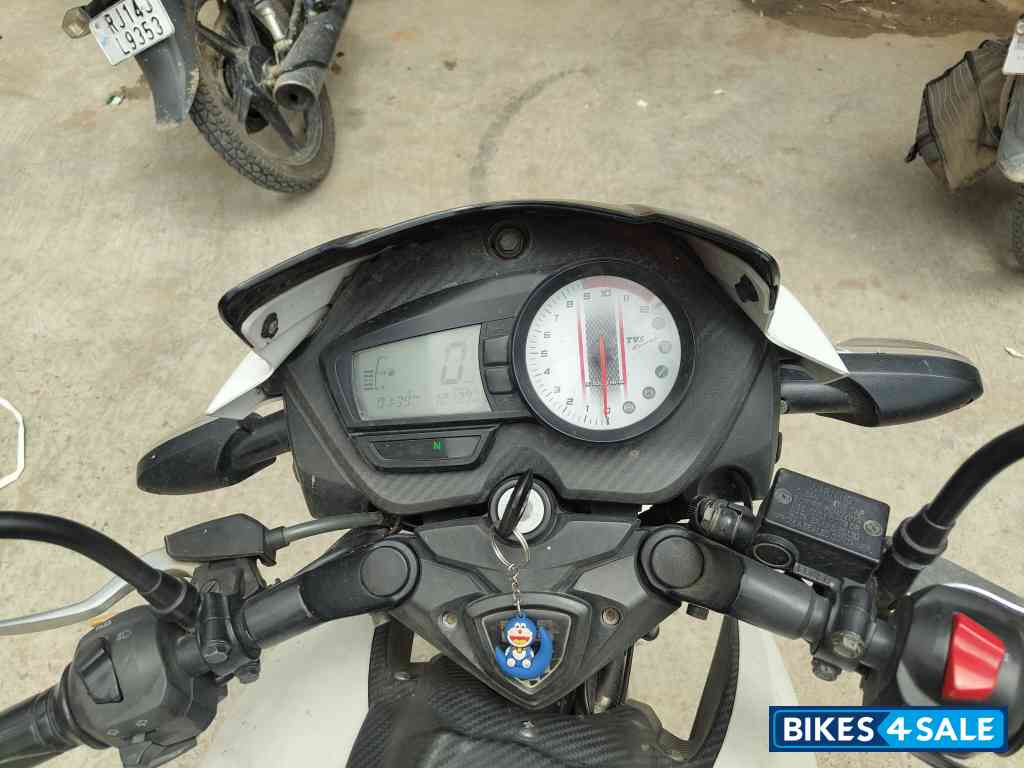 White TVS Apache RTR 180 BS6