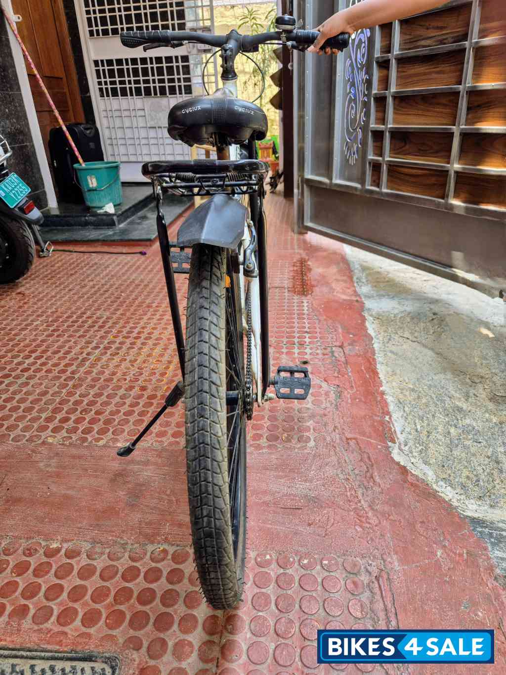 White Avon  Cyclux yumi