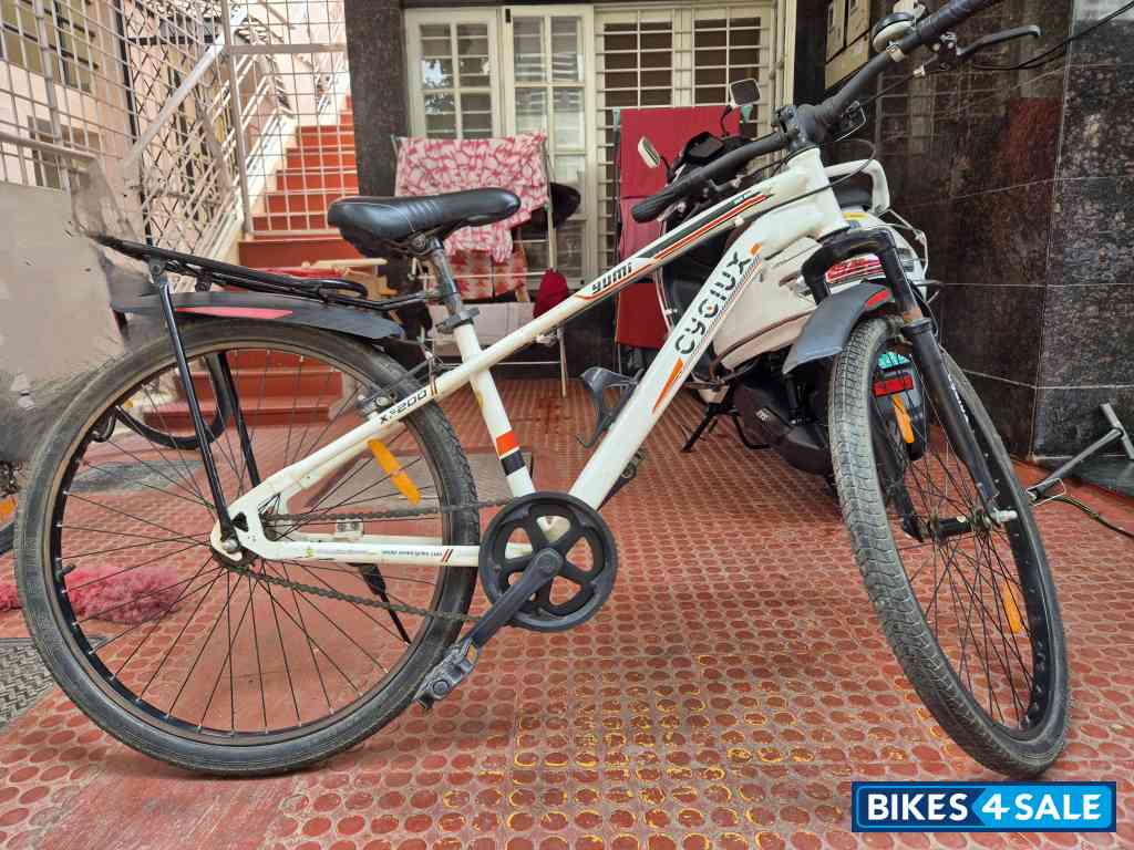 White Avon  Cyclux yumi