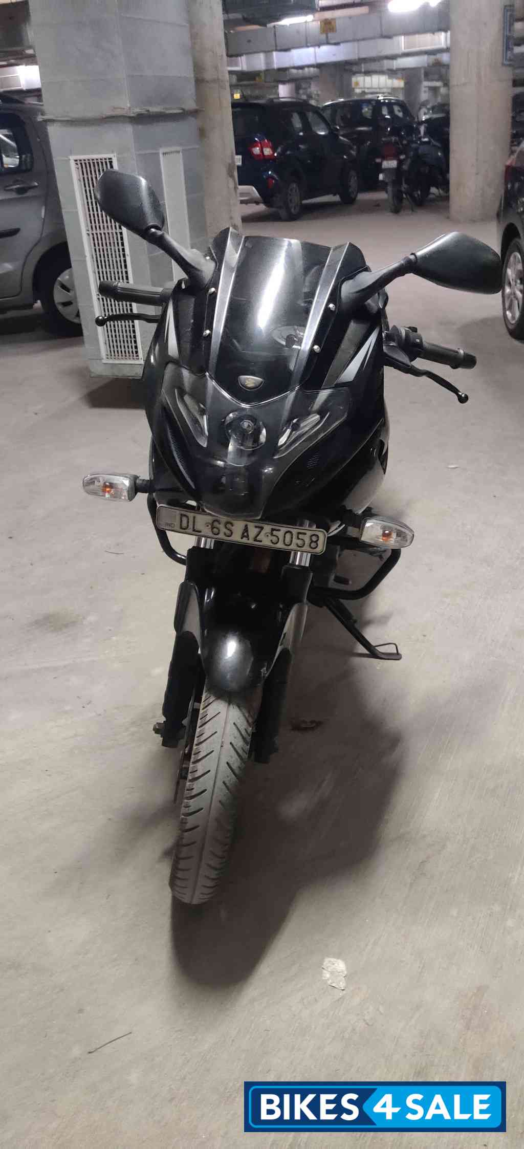 Black Bajaj Pulsar 220F