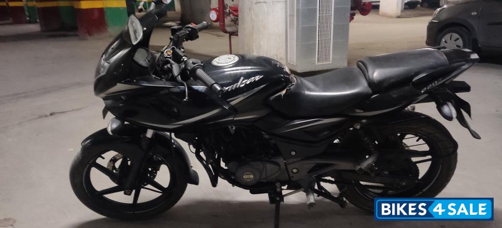 Black Bajaj Pulsar 220F