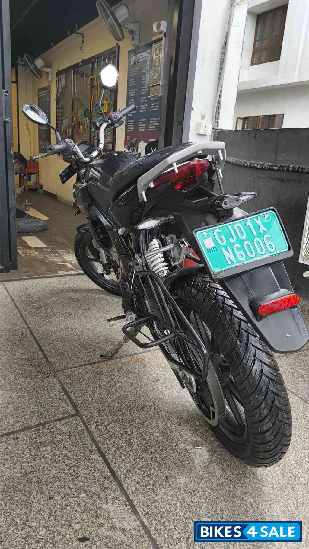 Revolt RV 400 Revolt RV 400