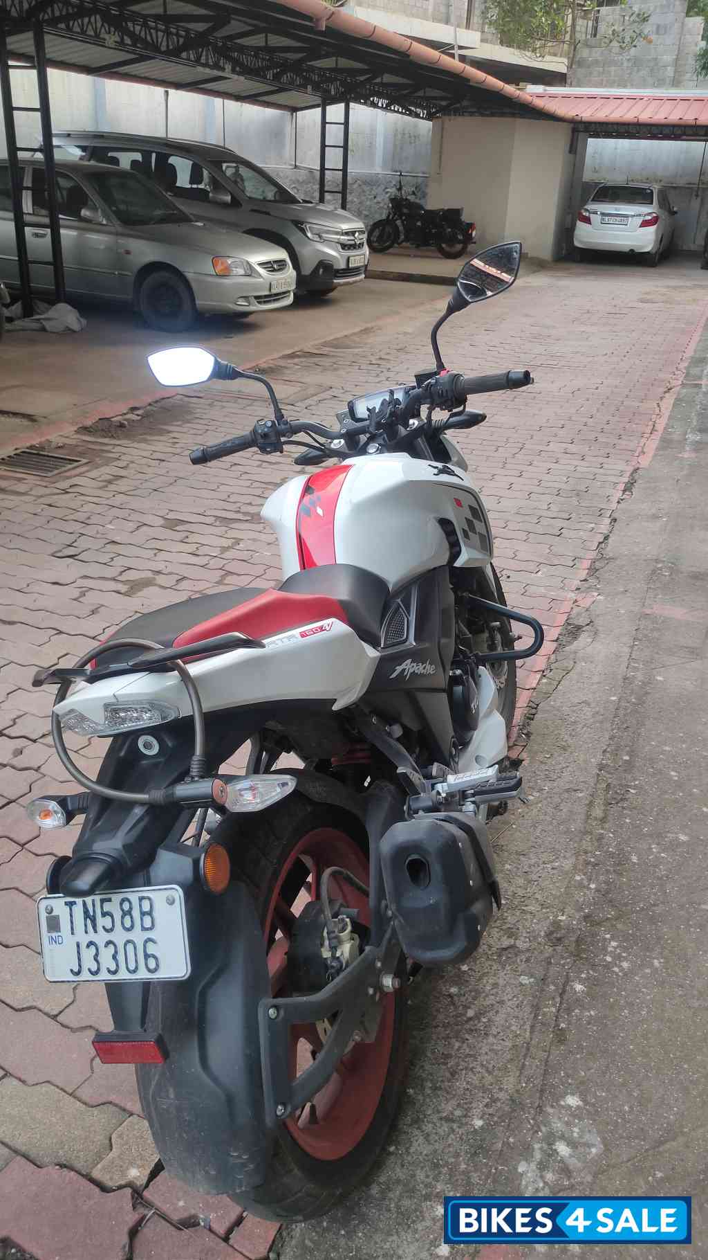 White TVS Apache RTR 160 4V Special Edition