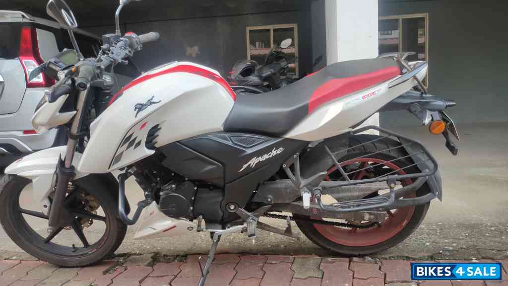 White TVS Apache RTR 160 4V Special Edition