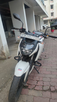 White TVS Apache RTR 160 4V Special Edition
