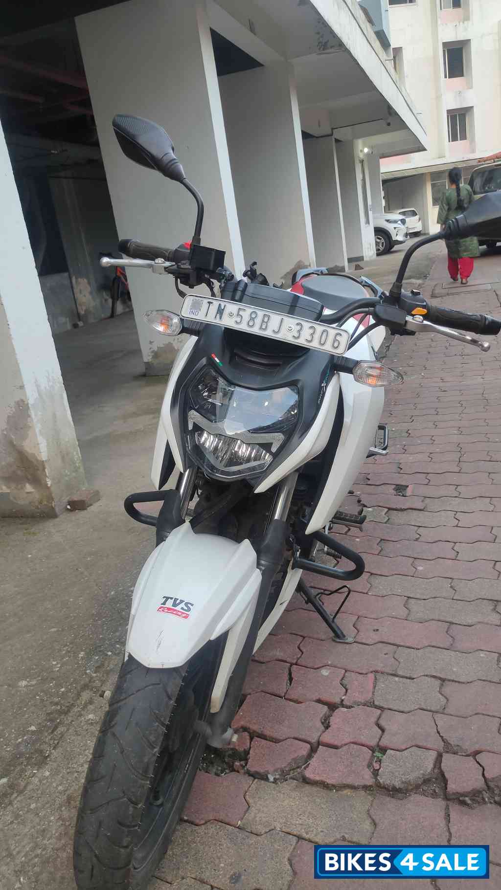 White TVS Apache RTR 160 4V Special Edition