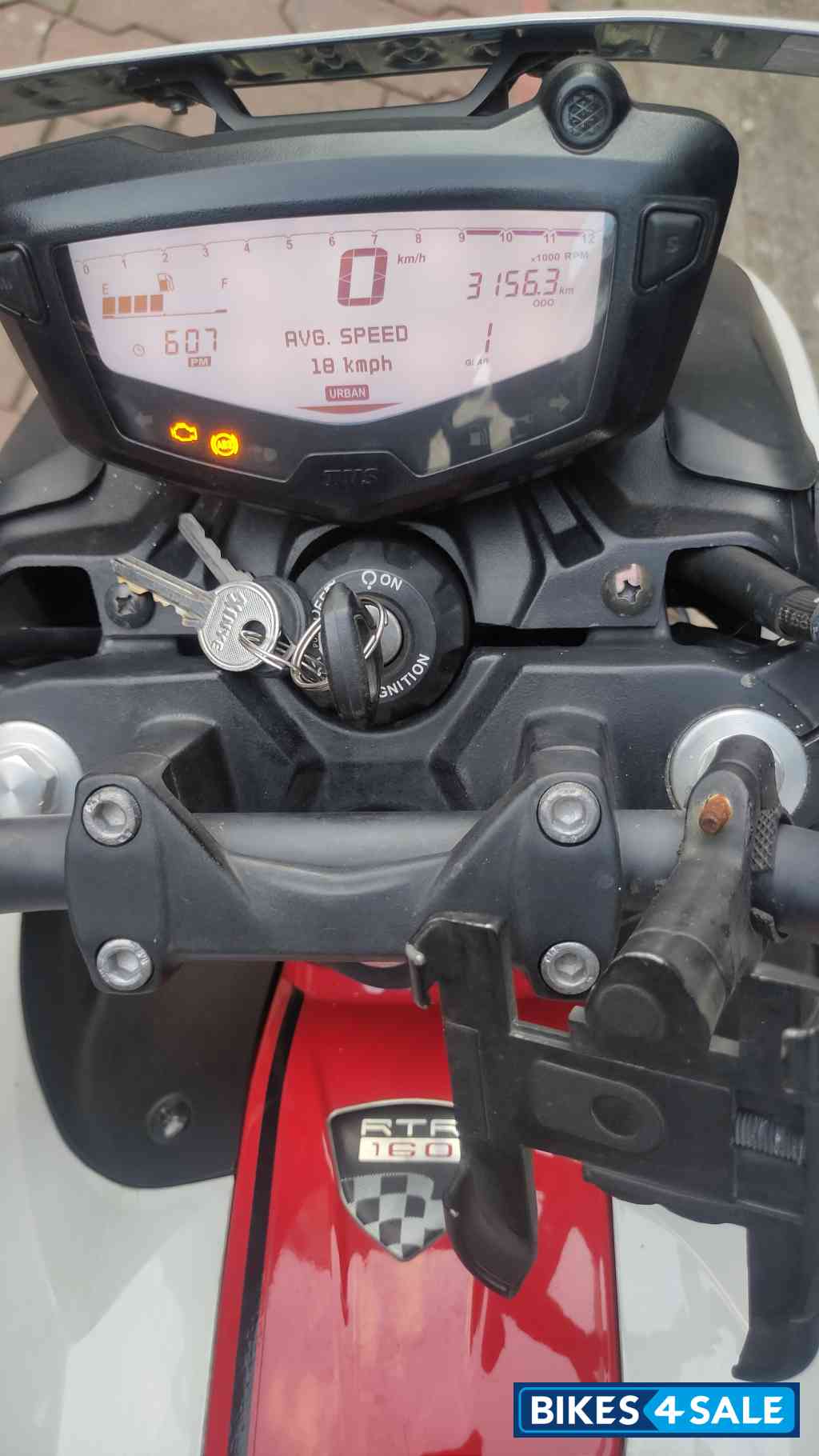 White TVS Apache RTR 160 4V Special Edition