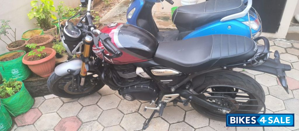 Red Triumph Speed 400