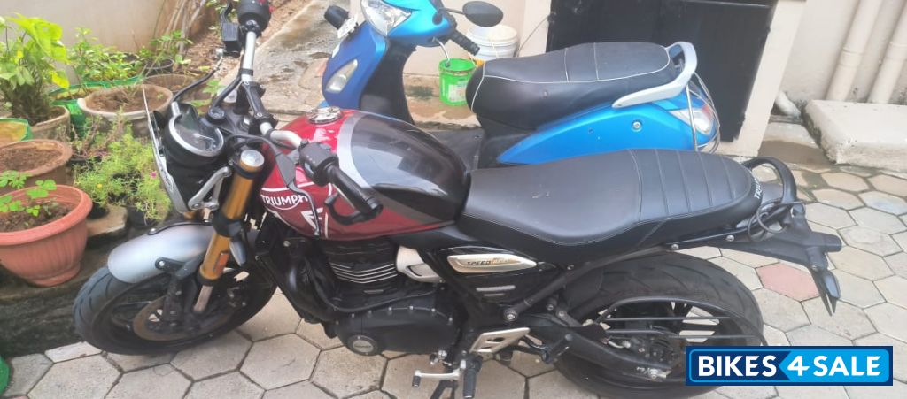 Red Triumph Speed 400