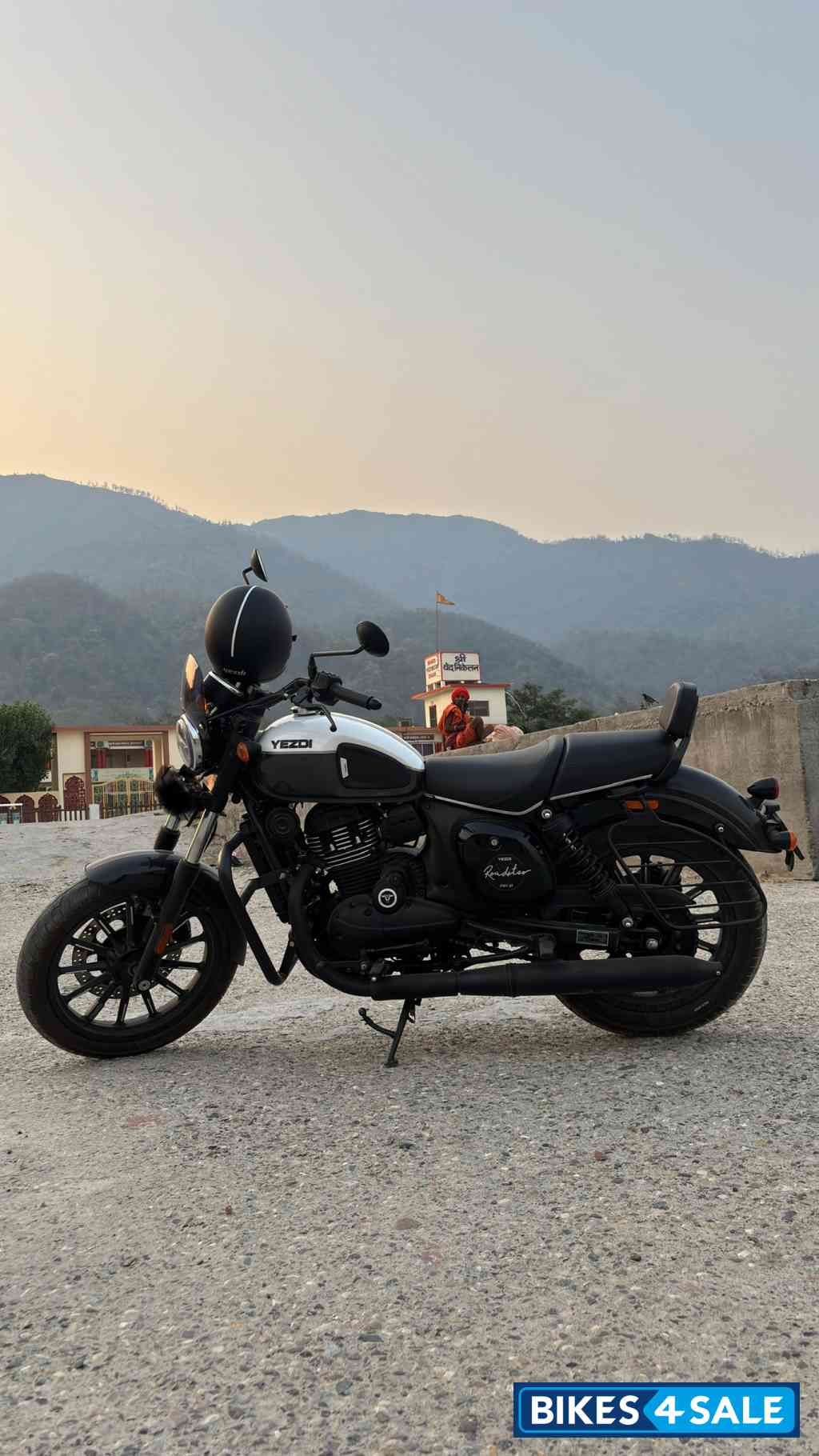 Yezdi Roadster Dual Tone