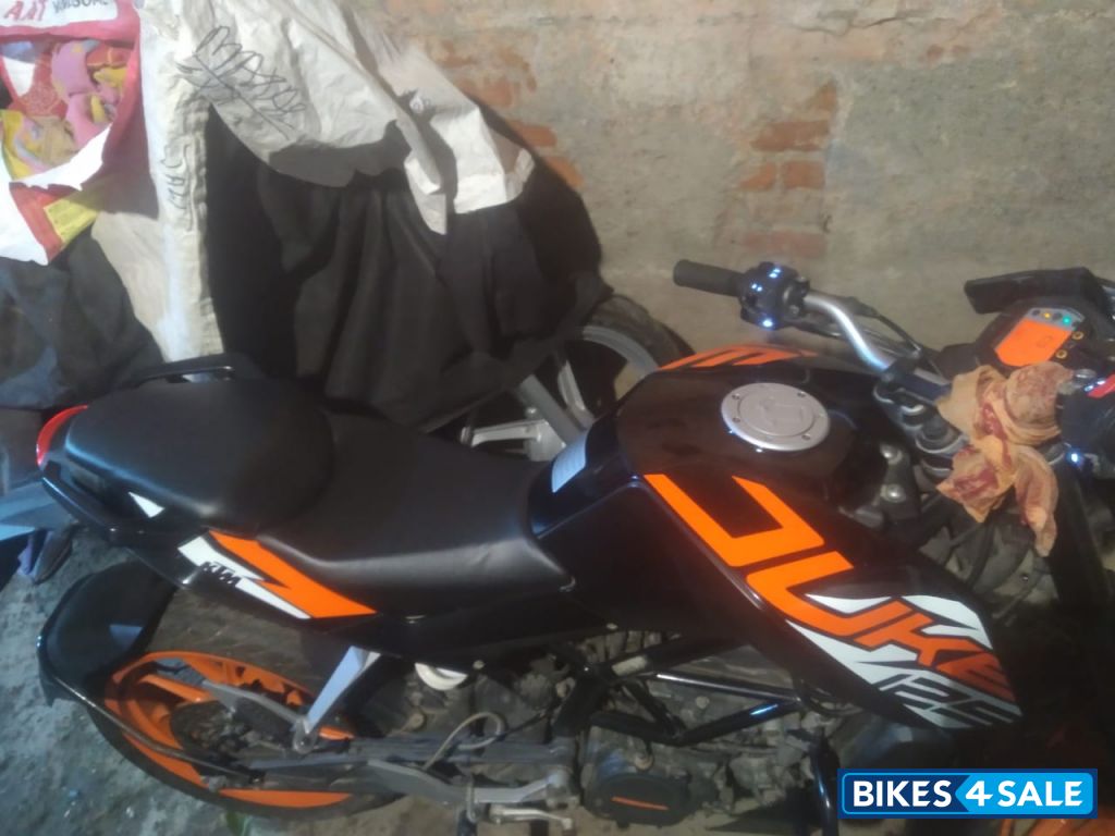 Black & Orange KTM Duke 125 2020