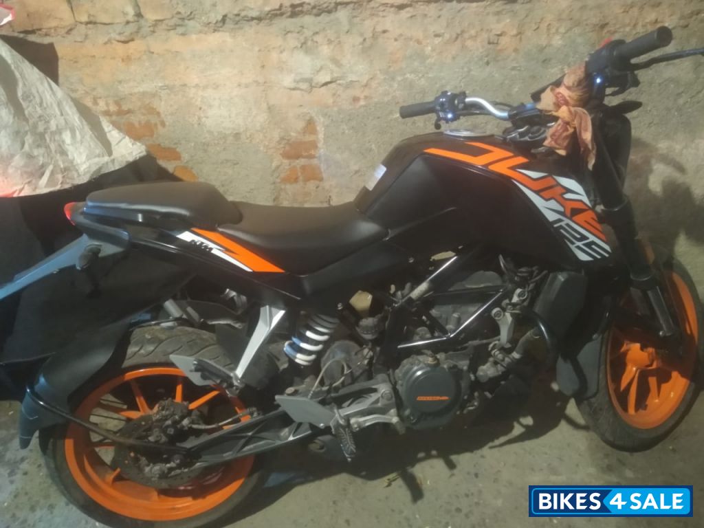 Black & Orange KTM Duke 125 2020