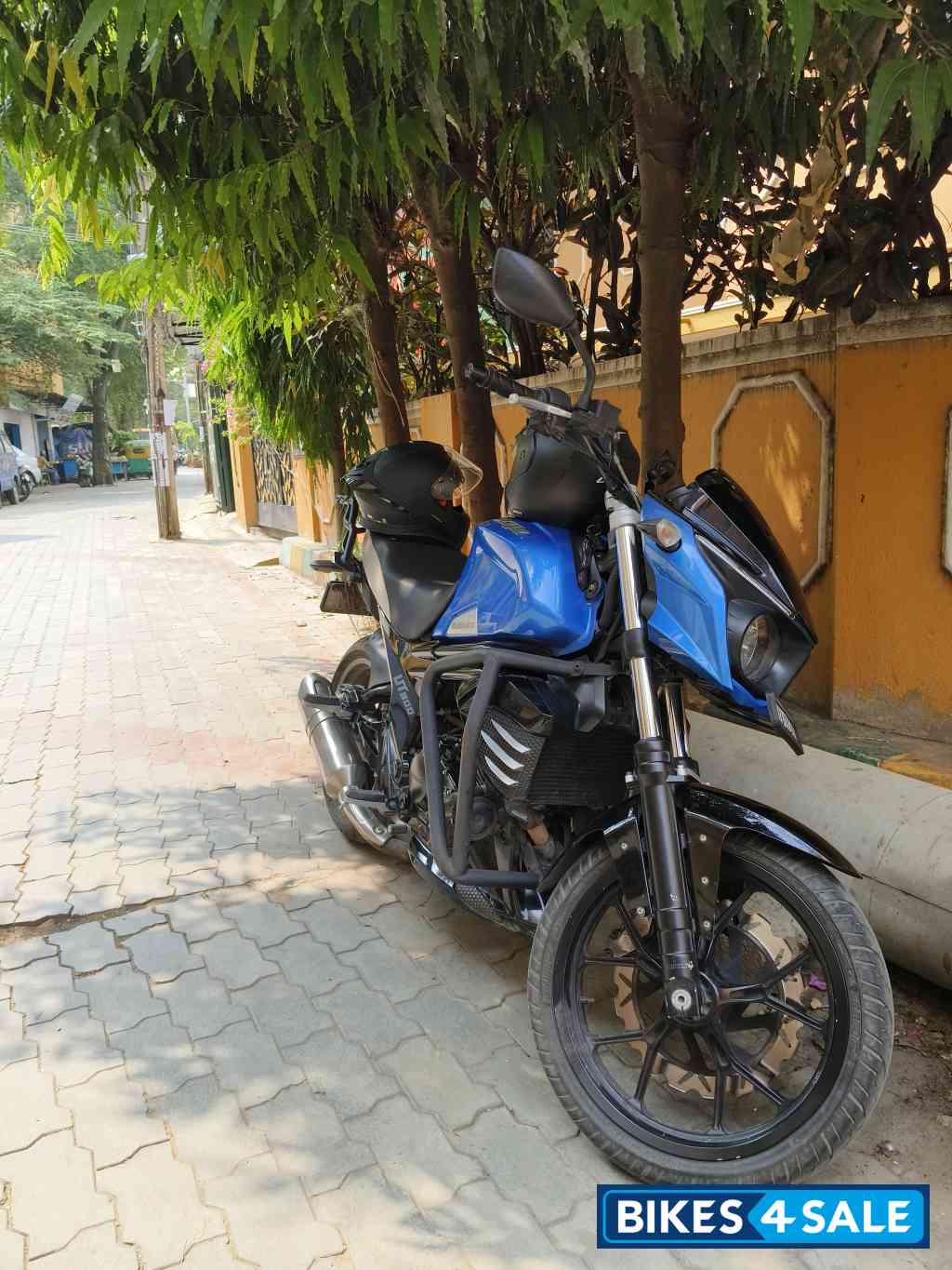 Mahindra Mojo UT 300