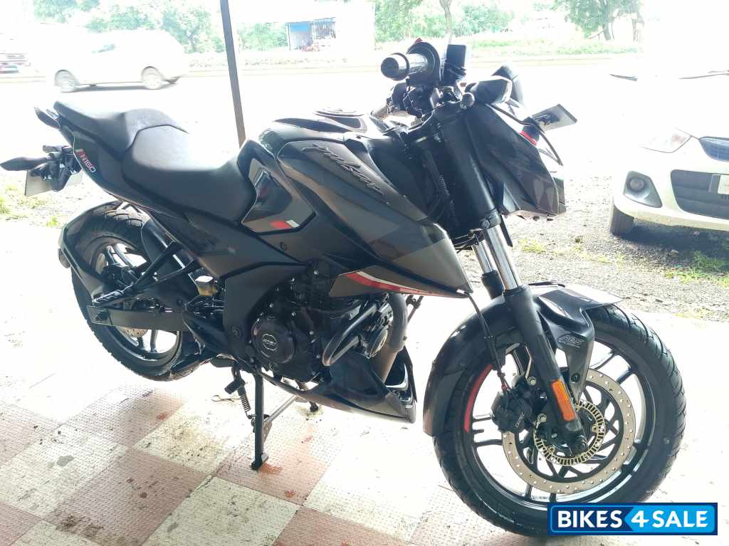 Brooklyn Black Bajaj Pulsar N160 Dual Channel ABS