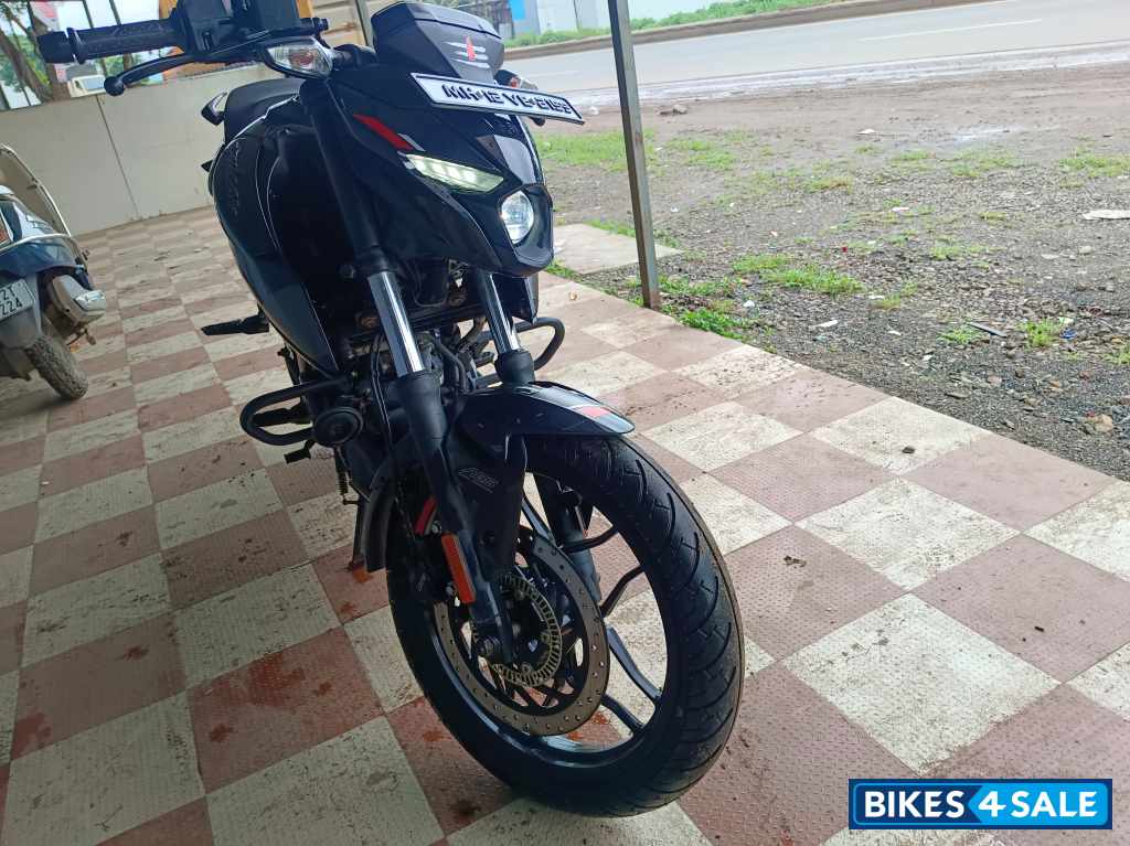 Brooklyn Black Bajaj Pulsar N160 Dual Channel ABS