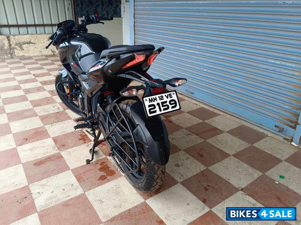 Brooklyn Black Bajaj Pulsar N160 Dual Channel ABS