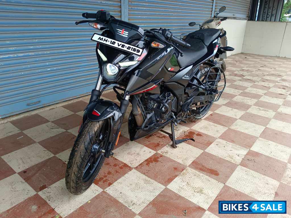 Brooklyn Black Bajaj Pulsar N160 Dual Channel ABS