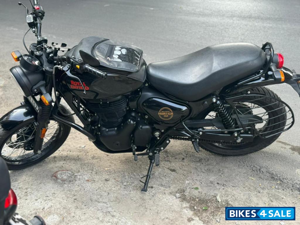 Black Royal Enfield Hunter 350 Retro