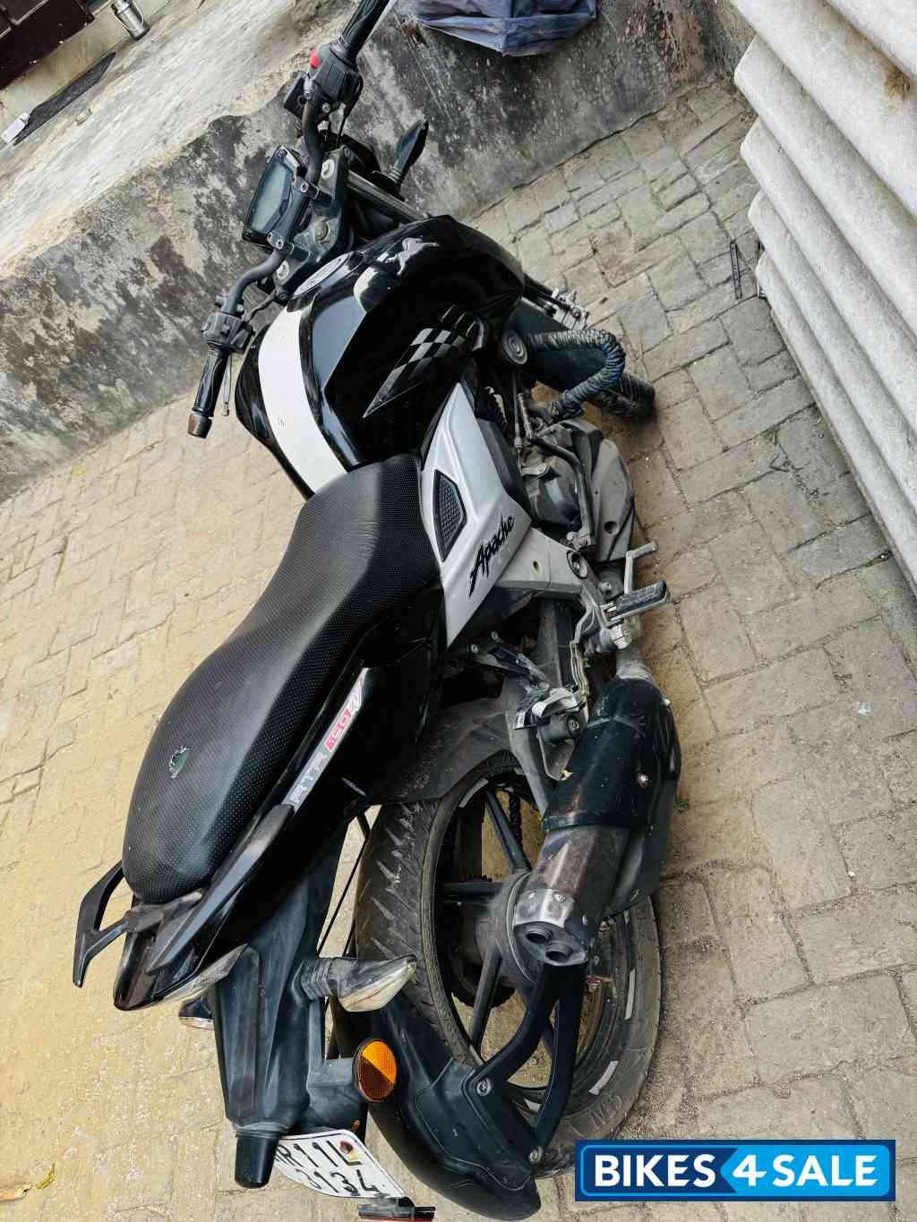 Black TVS Apache RTR 160 4V