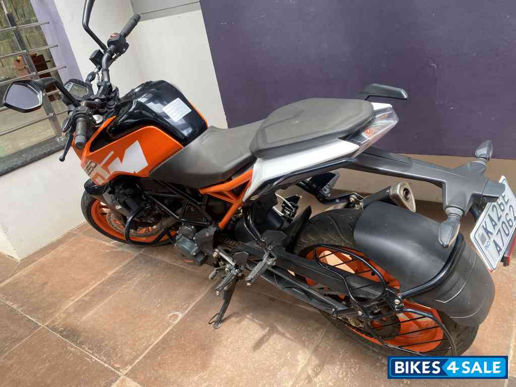 Orange KTM Duke 250