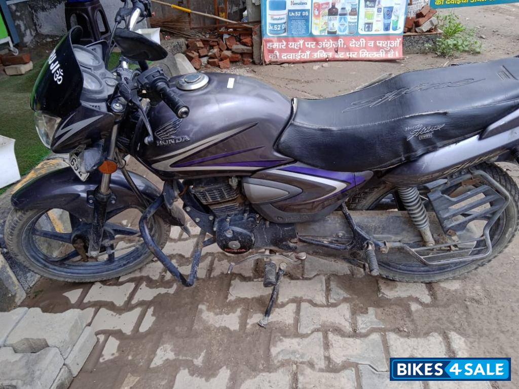 Grey Honda Shine 125