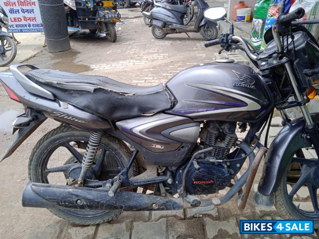 Grey Honda Shine 125