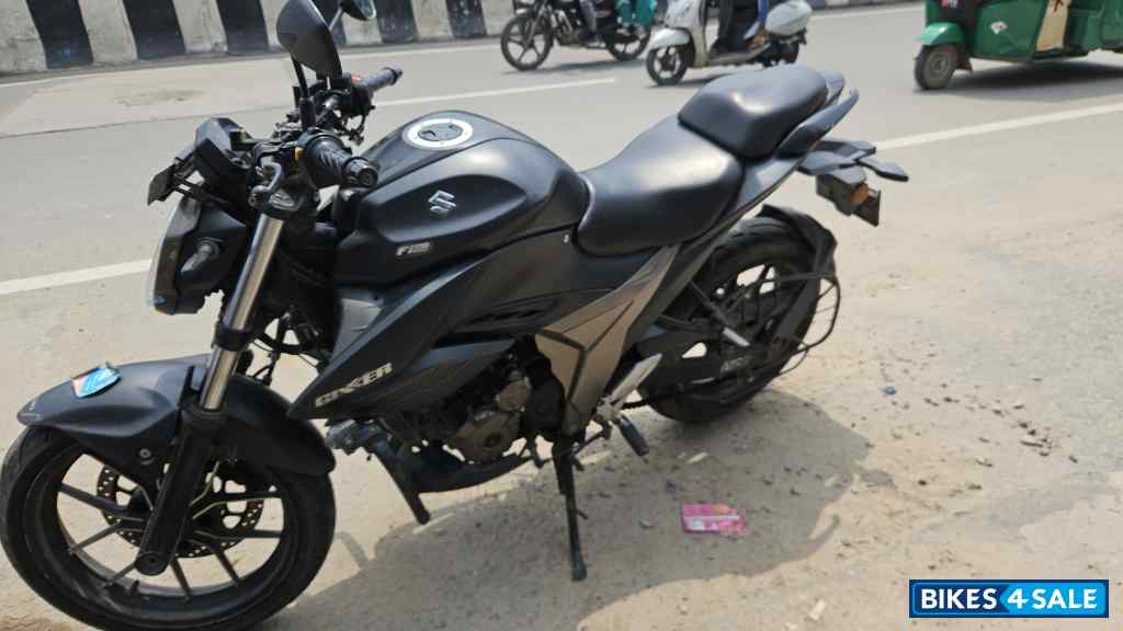 Matte Black Suzuki Gixxer 250 BS6