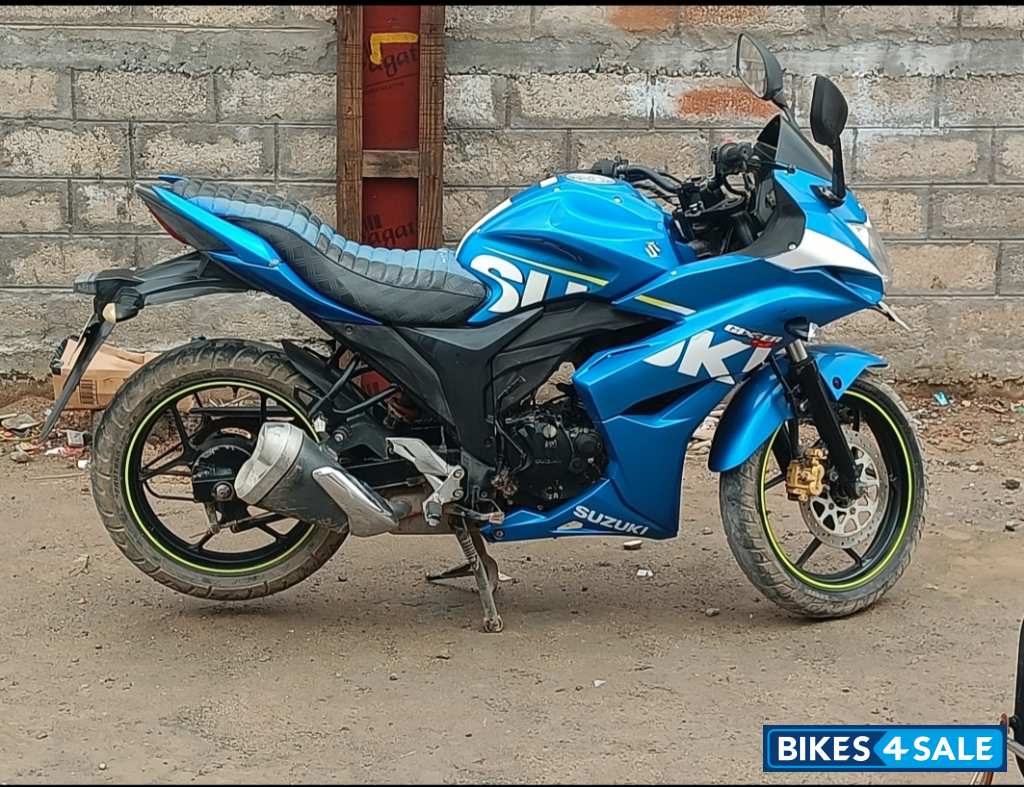 Blue Suzuki Gixxer SF