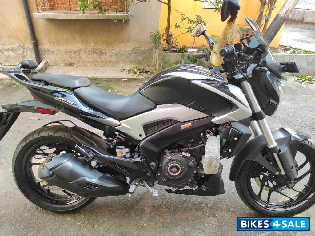Sparkling Black Bajaj Dominar 250