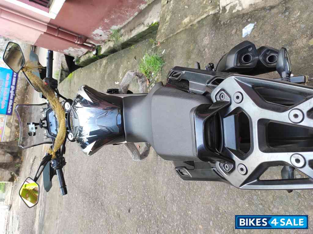 Sparkling Black Bajaj Dominar 250