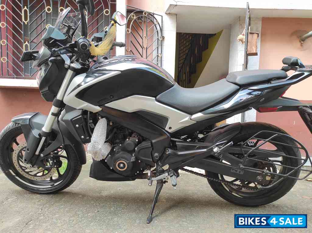Sparkling Black Bajaj Dominar 250