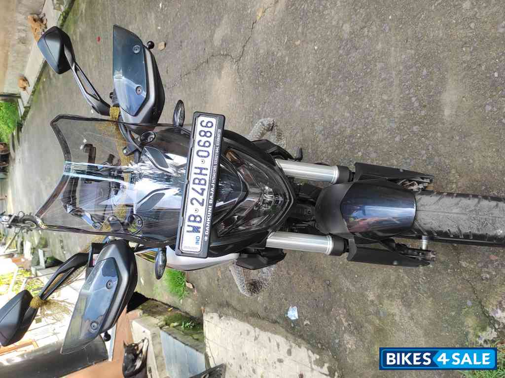 Sparkling Black Bajaj Dominar 250