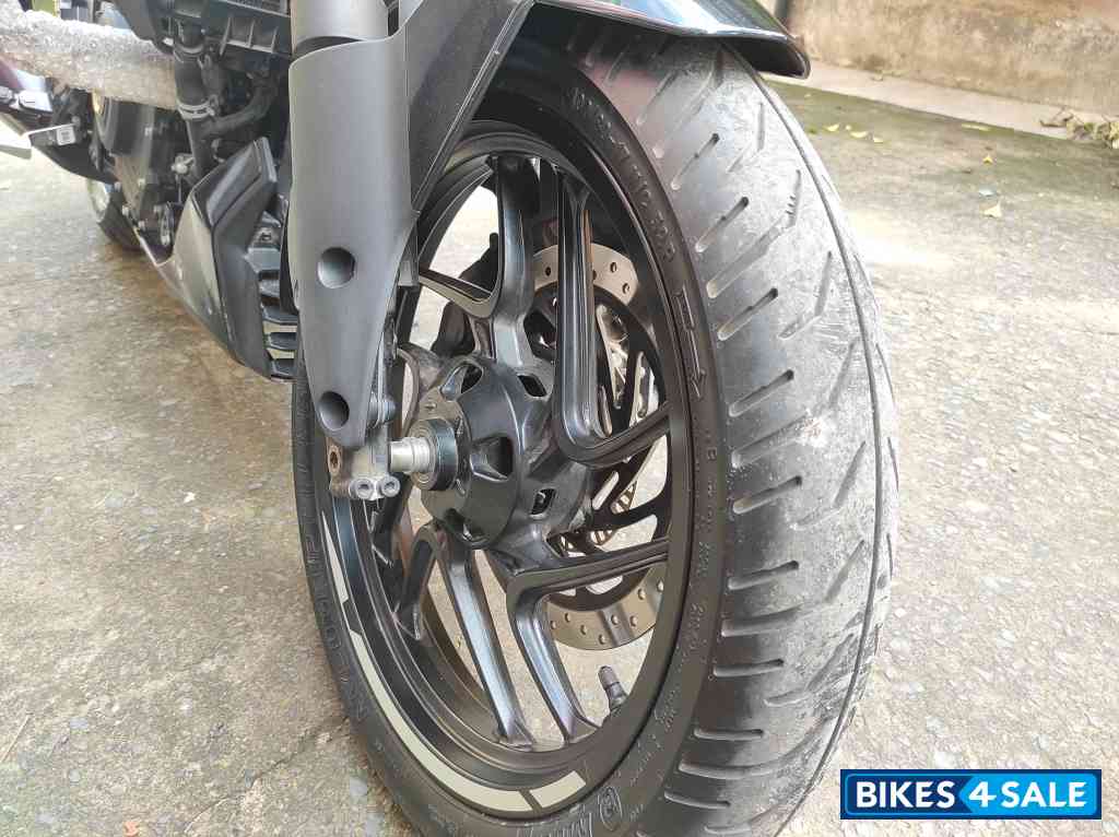 Sparkling Black Bajaj Dominar 250