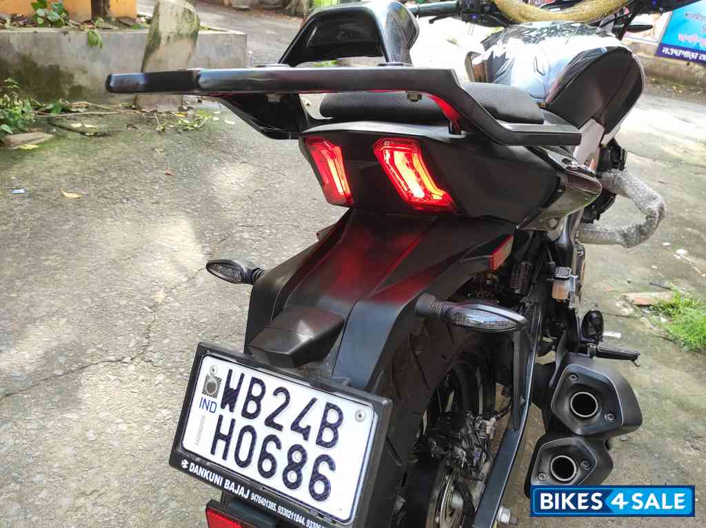 Sparkling Black Bajaj Dominar 250
