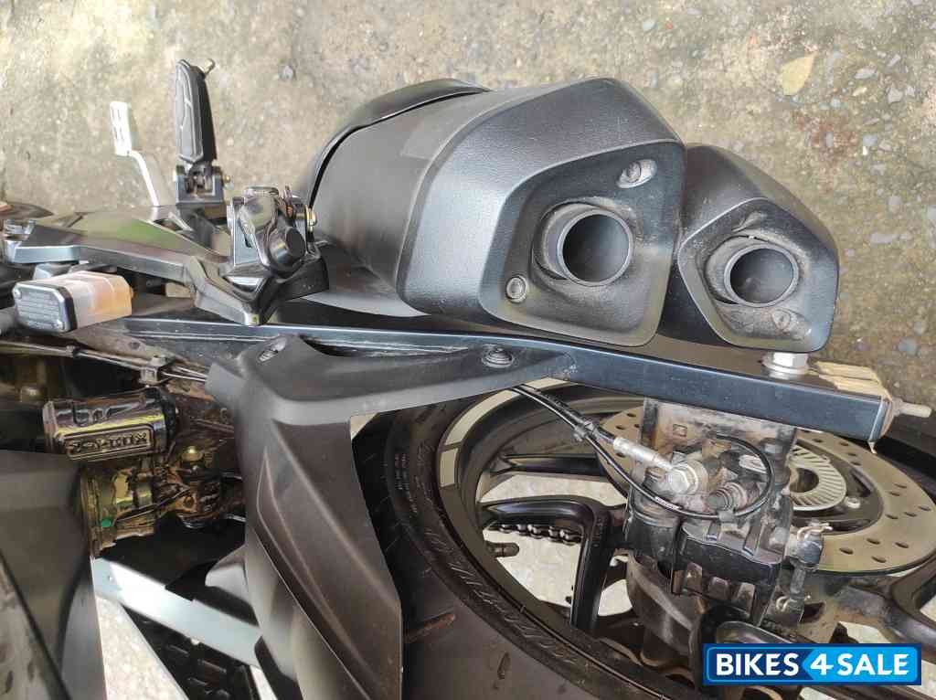 Sparkling Black Bajaj Dominar 250