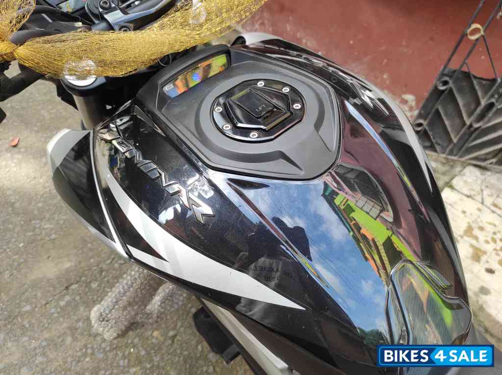 Sparkling Black Bajaj Dominar 250