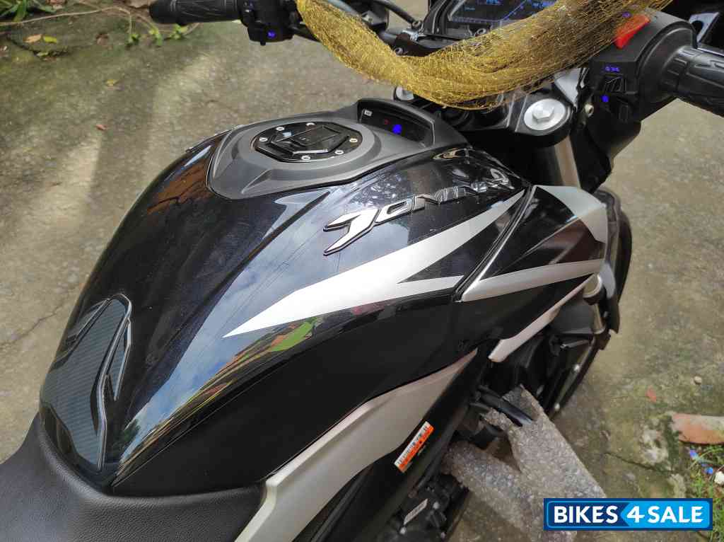 Sparkling Black Bajaj Dominar 250