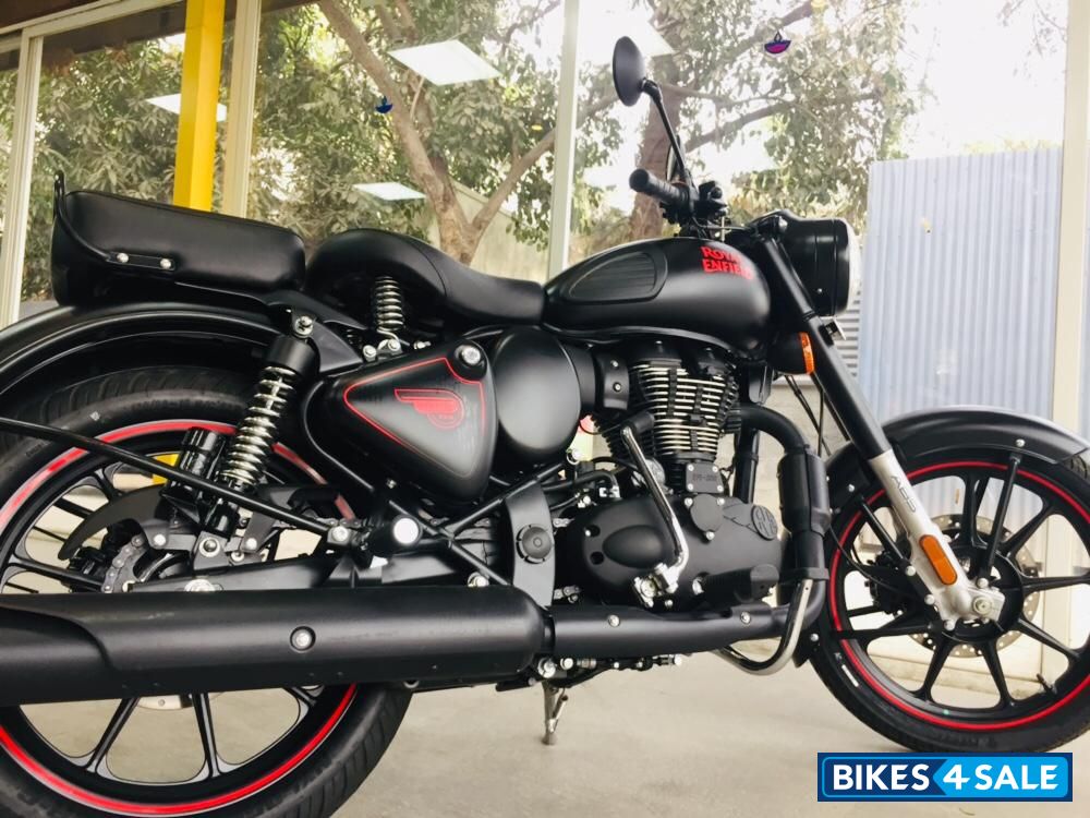 Royal Enfield Classic Stealth Black