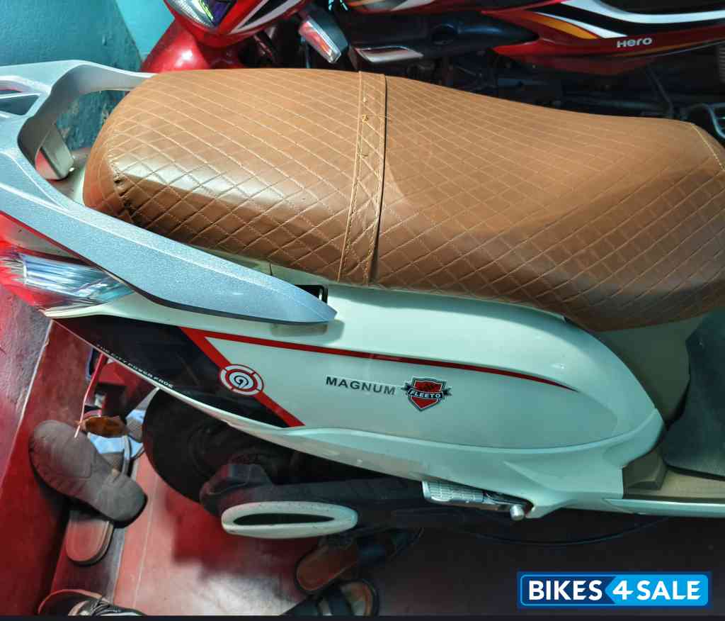 Polar White Fleeto Magnum