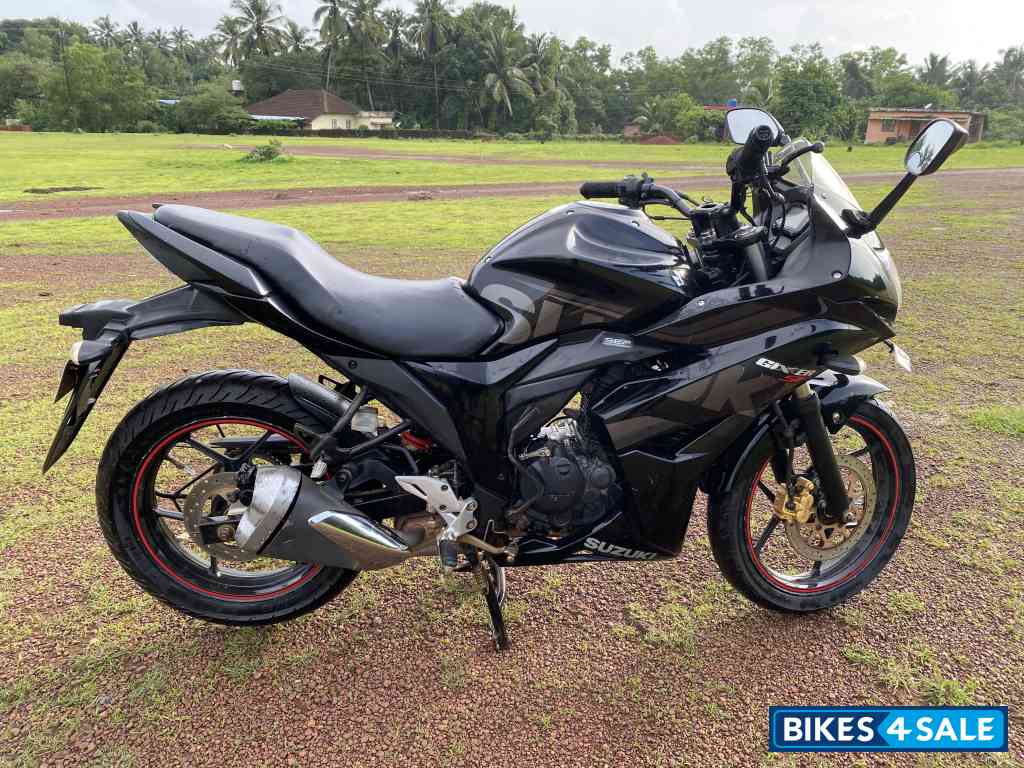 Black Suzuki Gixxer SF