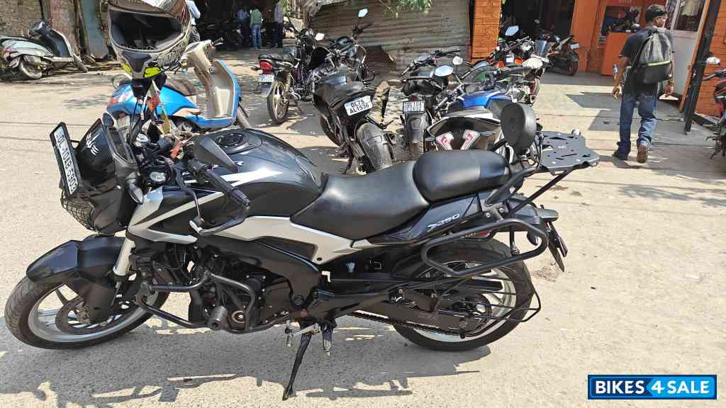 Silver Black Bajaj Dominar 250 2022