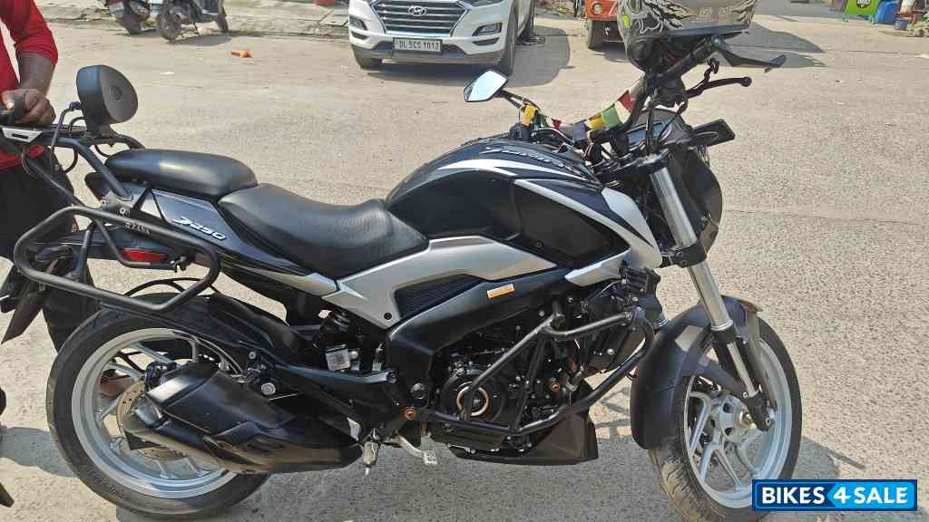Silver Black Bajaj Dominar 250 2022 Silver Black Bajaj Dominar 250 2022