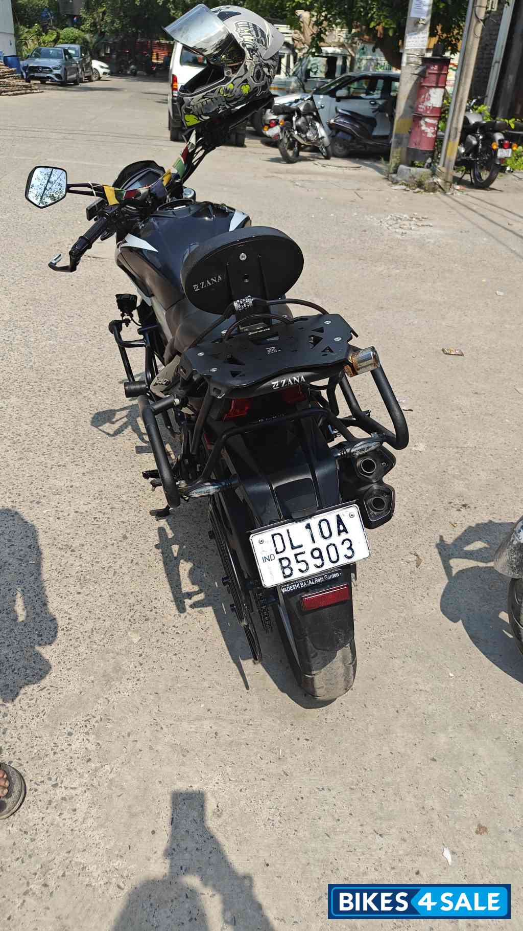 Silver Black Bajaj Dominar 250 2022 Silver Black Bajaj Dominar 250 2022